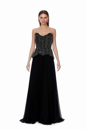 فستان سهرة أسود وفضي مزين بتفاصيل بيبلوم من الترتر